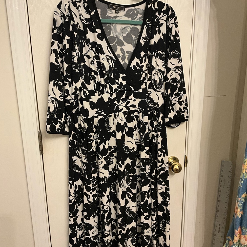 Lily Floral faux wrap dress, with 3/4 sleeves. Soft knit fabric. XL